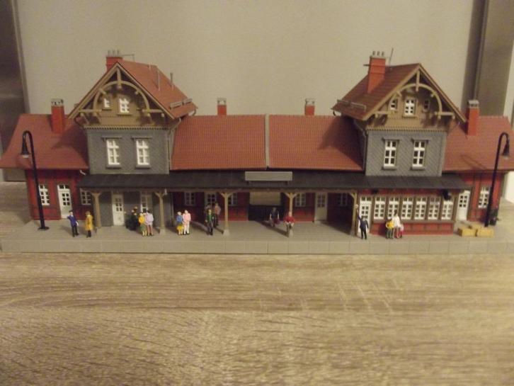 KIBRI STATION KI39367, Hobby en Vrije tijd, Modeltreinen | H0, Gebruikt, Brug, Tunnel of Gebouw, Gelijkstroom of Wisselstroom