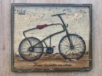 Oude fiets op houten paneel beschikbaar voor biedingen