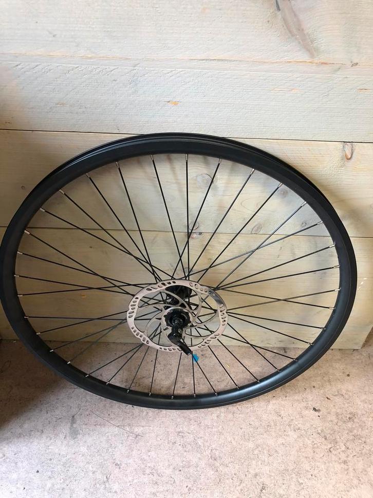 Voorwiel 28 inch zwart brede velg schijfrem 47-50-55 mm, Fietsen en Brommers, Fietsonderdelen, Zo goed als nieuw, Algemeen, Wiel