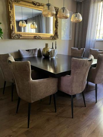 Houten eettafel van Casamilano/ 8 eetstoelen van MX sofa beschikbaar voor biedingen
