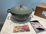 Nieuwe Staub Marmite 26 cm Eucalyptus in de doos, Gietijzer, Nieuw, Ophalen of Verzenden, Staub