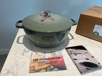 Nieuwe Staub Marmite 26 cm Eucalyptus in de doos beschikbaar voor biedingen