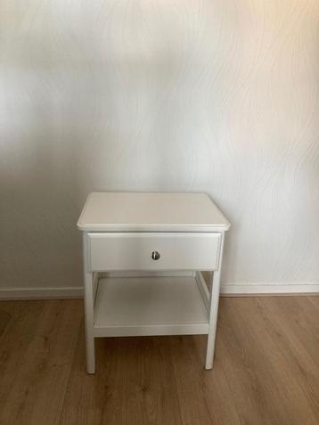 Nachtkastje wit  51 x 40 cm    (IKEA model Tyssedal)  beschikbaar voor biedingen