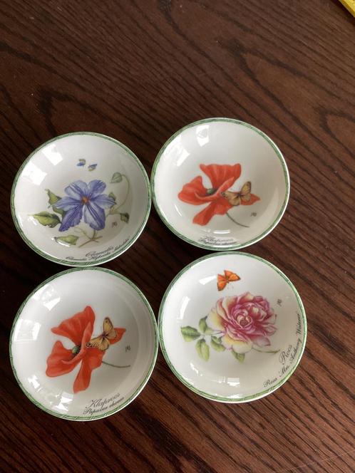 4 kleine bordjes(schaaltjes)Janneke Brinkman en andere, Huis en Inrichting, Keuken | Servies, Zo goed als nieuw, Bord(en), Overige stijlen