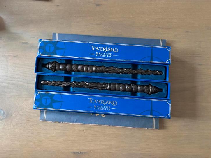 Toverland magische toverstaf, Verzamelen, Speldjes, Pins en Buttons, Zo goed als nieuw, Ophalen of Verzenden