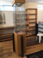 Solide vitrine kast - onder gedeelte afsluitbare kast., Jaren 80, 150 tot 200 cm, 25 tot 50 cm, 50 tot 100 cm
