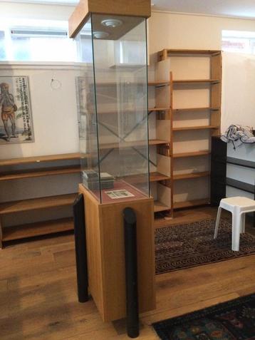 Solide vitrine kast - onder gedeelte afsluitbare kast. beschikbaar voor biedingen