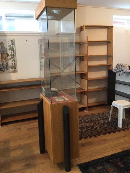 Solide vitrine kast - onder gedeelte afsluitbare kast., Huis en Inrichting, Kasten | Vitrinekasten, Zo goed als nieuw, 150 tot 200 cm