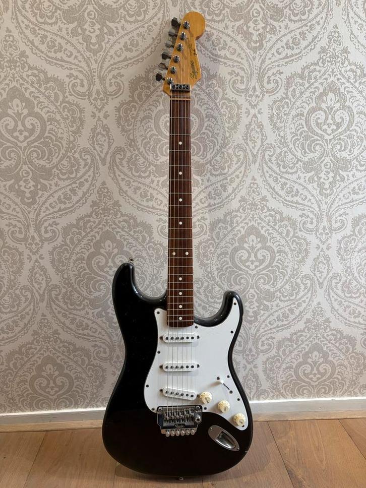 Stratocaster Squier Fender E series 1984 zwart, Muziek en Instrumenten, Snaarinstrumenten | Gitaren | Elektrisch, Solid body, Fender