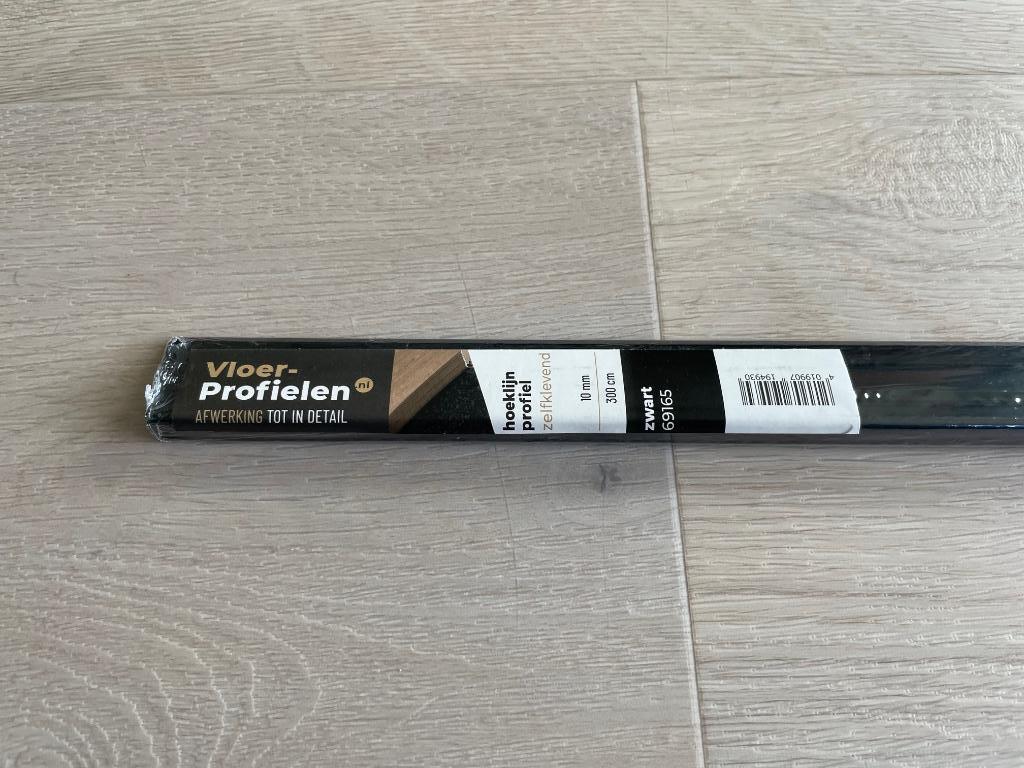 Overgangsprofiel zwart met hoeklijn zelfklevend, Doe-het-zelf en Verbouw, Plinten en Afwerking, Ophalen, Overige materialen, 100 tot 150 cm