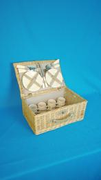 Vintage Beige Picnic Basket | Cream | 4 Person Set | Wicker, Hobby en Vrije tijd, Picknickmanden, Verzenden, Gebruikt