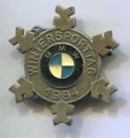 BMW Wintersporttag 1984 zilverkleurig broche ( A_249 ), Verzamelen, Speldjes, Pins en Buttons, Verzenden, Nieuw, Transport, Speldje of Pin