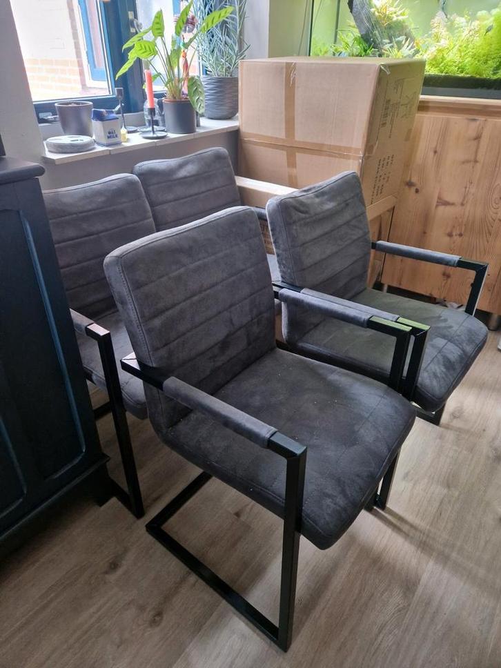 Vier eetkamerstoelen (Lizzy - Leenbakker), Huis en Inrichting, Stoelen, Gebruikt, Vier, Metaal, Stof, Grijs, Ophalen