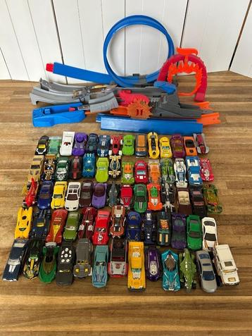 68 Hot Wheels en onderdelen racebaan  beschikbaar voor biedingen