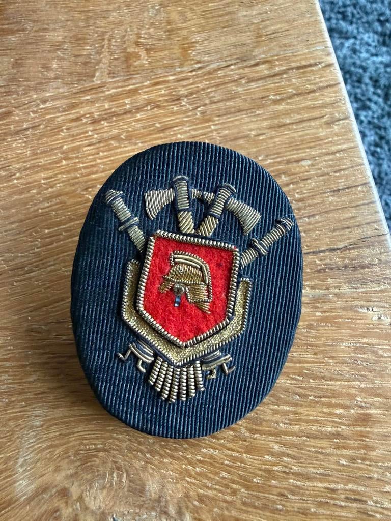 Oude brandweer pet embleem, Ophalen of Verzenden, Overige soorten, Nederland, Embleem of Badge
