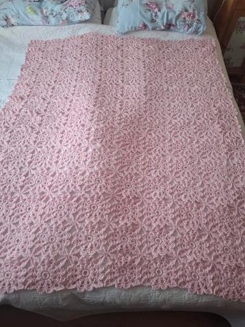 Roze Gehaakte Deken beschikbaar voor biedingen