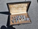 Prachtige antieke zilveren tafelnummers in doos Alpacca €25, Ophalen of Verzenden