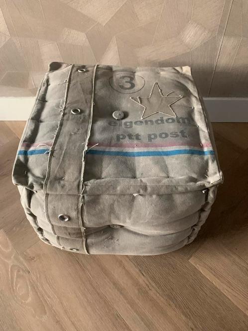 Stoere (post) poef, Huis en Inrichting, Banken | Voetenbanken en Poefen, Zo goed als nieuw, Minder dan 50 cm, Vierkant, Stof, Ophalen