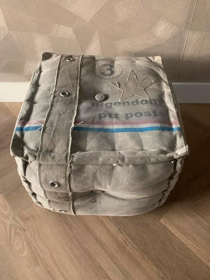 Stoere (post) poef, Huis en Inrichting, Banken | Voetenbanken en Poefen, Zo goed als nieuw, Minder dan 50 cm, Vierkant, Stof, Ophalen