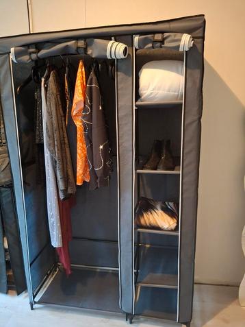 Kledingkast + inhoud 