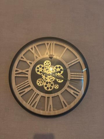 Klok met Tandwielen beschikbaar voor biedingen