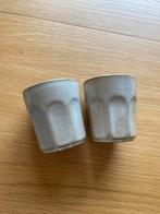 Twee beige kopjes - goede staat, Gebruikt, Keramiek, Ophalen of Verzenden, Effen