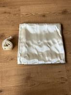 Off white satijnen stof/kleed met band - 1,40 x 1,30 m, Ophalen of Verzenden, Nieuw, Rechthoek, Binnen