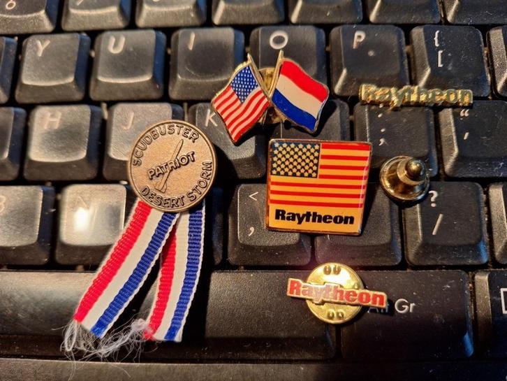 pins speldjes Raytheon Patriot Scudbuster, Verzamelen, Speldjes, Pins en Buttons, Zo goed als nieuw, Speldje of Pin, Overige onderwerpen