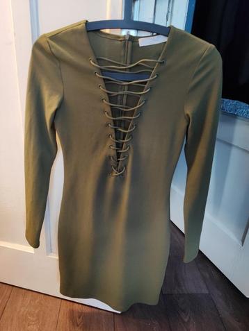 Leger groen jurkje met touwtjes beschikbaar voor biedingen