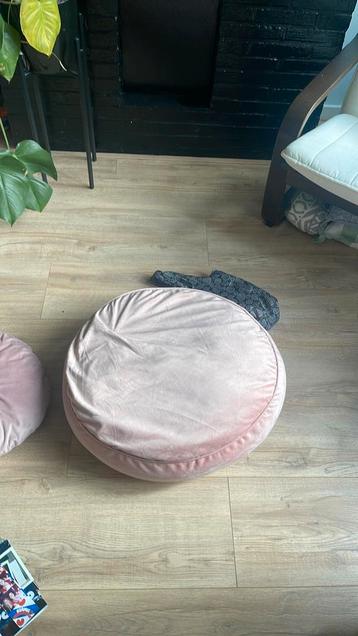 Vloerkussen beschikbaar voor biedingen
