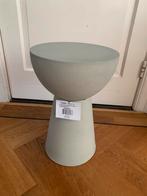 Betonlook bijzettafeltje - zuil - Leen Bakker NIEUW, Minder dan 55 cm, Metaal of Aluminium, Rond, Nieuw