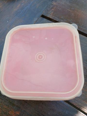 Retro oranje bakje met deksel. beschikbaar voor biedingen