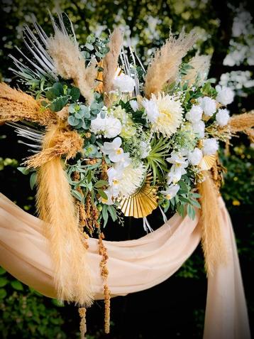 Backdrop huren met luxe boho bruidsbloemen en ceremonie set beschikbaar voor biedingen