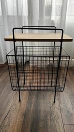 Tafel bijzet krantenbak opberg metaal en hout zgan, Ophalen of Verzenden, Zo goed als nieuw