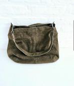 Suede tas Sascha, Sieraden, Tassen en Uiterlijk, Tassen | Damestassen, Ophalen of Verzenden, Zo goed als nieuw, Groen, Schoudertasje