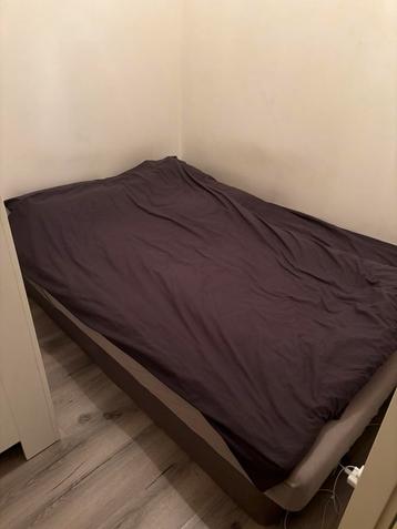 Bed met matras beschikbaar voor biedingen