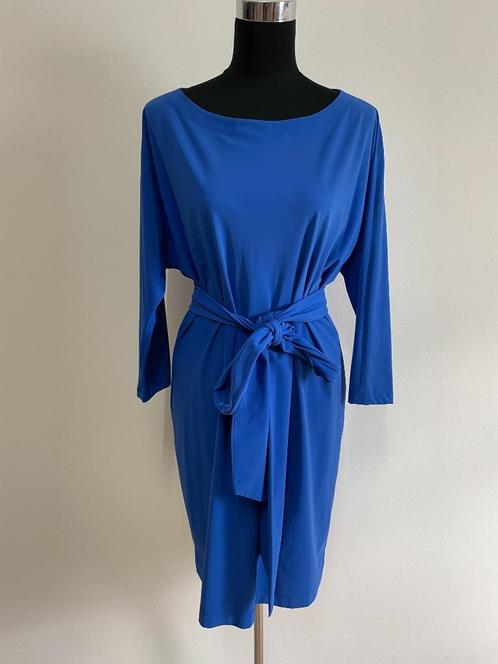 J203 - Blauwe LaDress jurk maat L met sash (1), Kleding | Dames, Jurken, Zo goed als nieuw, Maat 38/40 (M), Blauw, Onder de knie