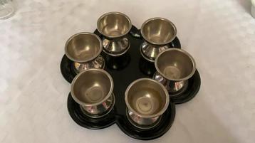 Bakeliet blaadje me 6 metalen eierdopjes, brocante beschikbaar voor biedingen