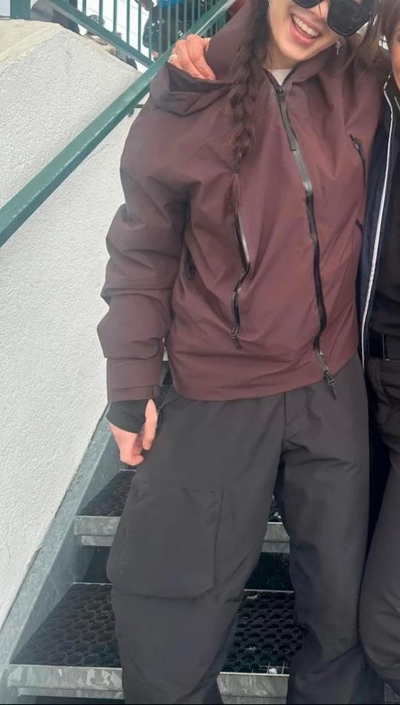 Bordeuax Ski-jas - Zara, Kleding | Dames, Wintersportkleding, Zo goed als nieuw, Jack, Maat 36 (S), Ophalen of Verzenden