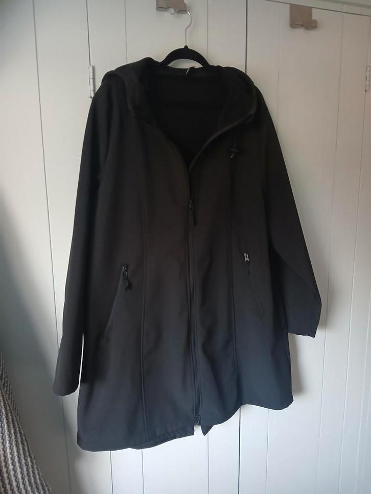 Zwarte softshell jas voor dames, maat 46/48. ZGAN, Kleding | Dames, Jassen | Winter, Zo goed als nieuw, Maat 46/48 (XL) of groter