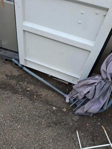 Zweef parasol terras tuin etc zonder voet prima staat  beschikbaar voor biedingen