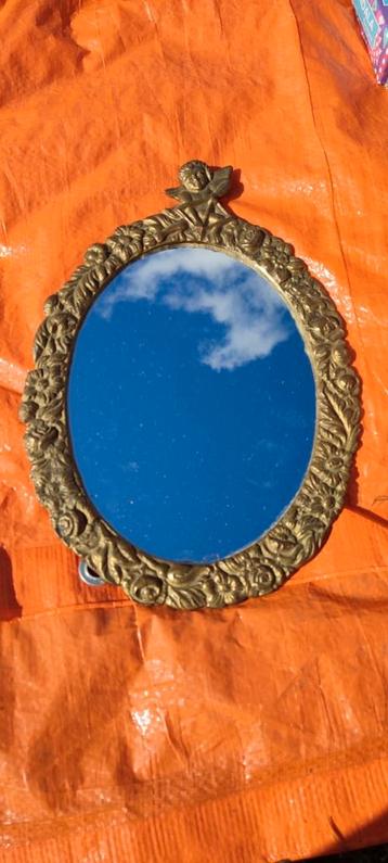 Rijkelijk versierde spiegel, messing beschikbaar voor biedingen