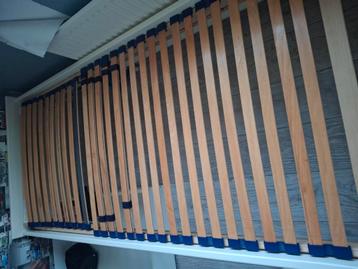 stevig wit bed met goed matras en lattenbodem 