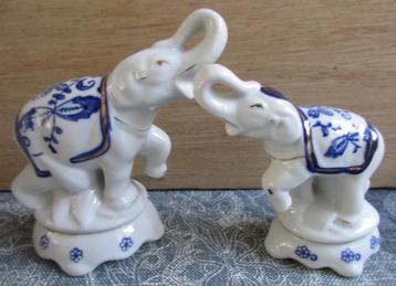 2 vintage olifantjes van porselein  beschikbaar voor biedingen