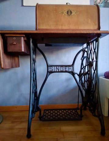 Antieke Singer Naaimachine met Traptafel beschikbaar voor biedingen