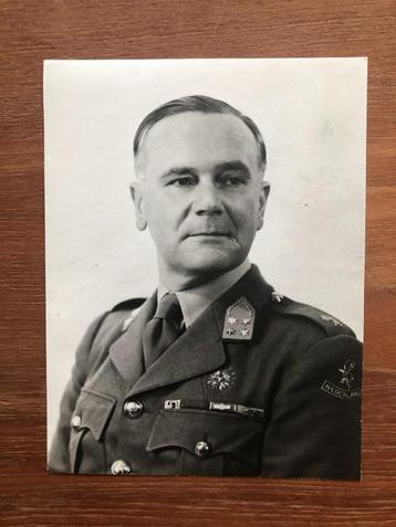 Na Bevrijding, Foto van generaal Kruls (14,5x19 en een foto, beschikbaar voor biedingen