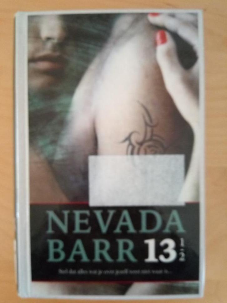Nevada Barr - 13 1/2, Boeken, Thrillers, Gelezen, Ophalen of Verzenden
