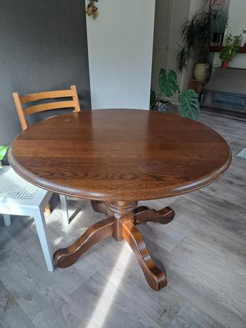 Ronde houten eettafel beschikbaar voor biedingen