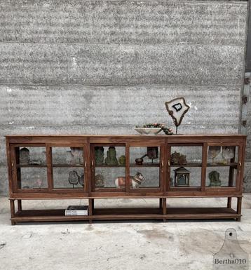 Tijdloos functionalisme winkeldressoir uit de jaren ’20–’30 beschikbaar voor biedingen