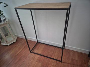 Industriele zwart metalen side table beschikbaar voor biedingen